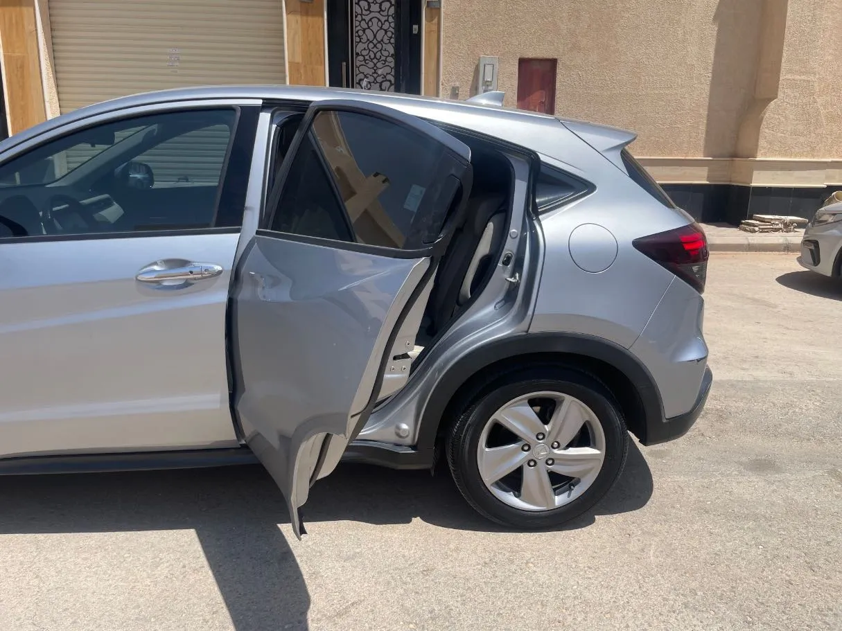 Car image 15