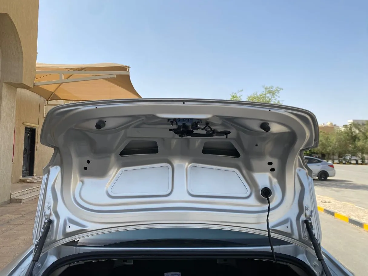 Car image 19