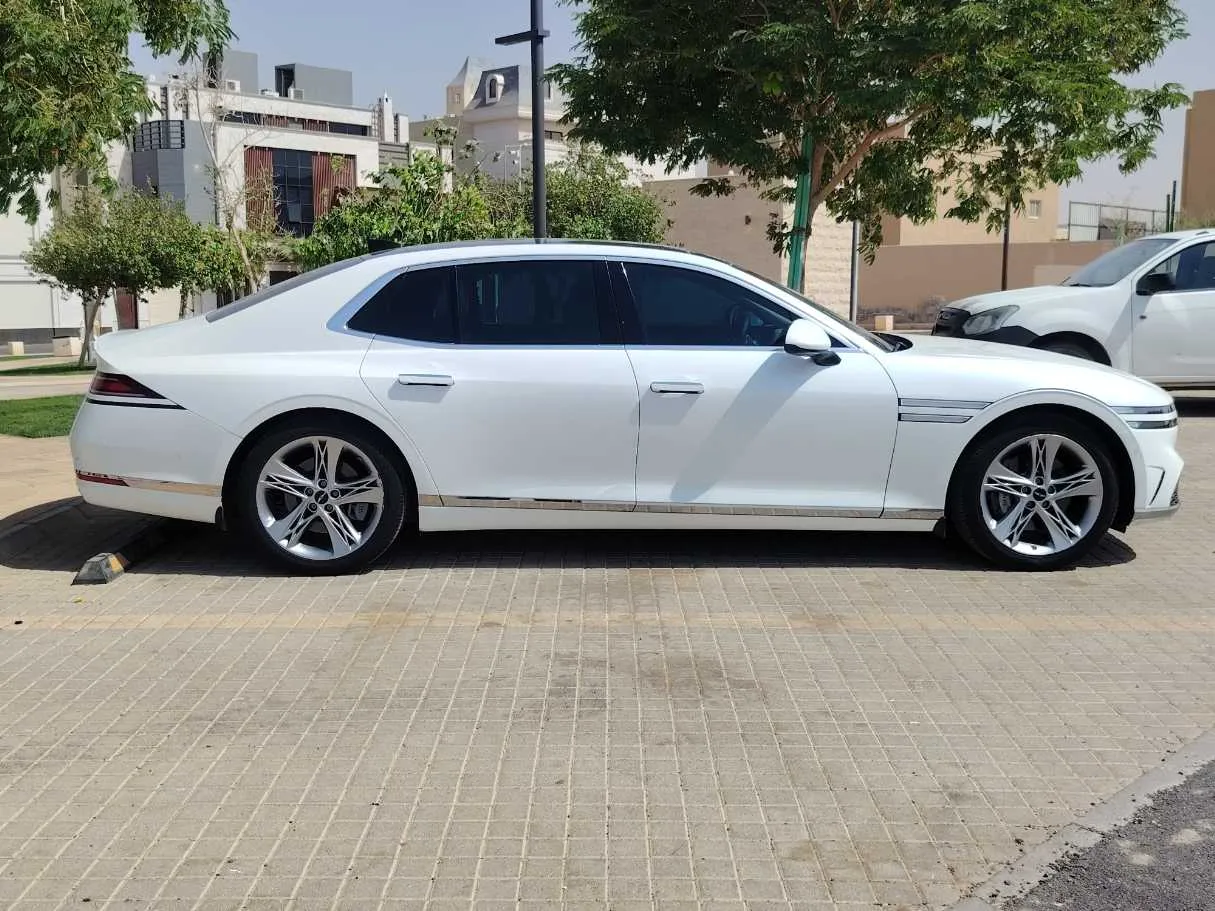 Car image 4