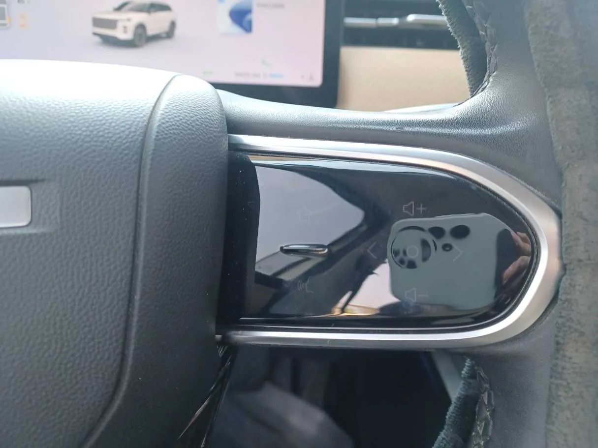 Car image 19