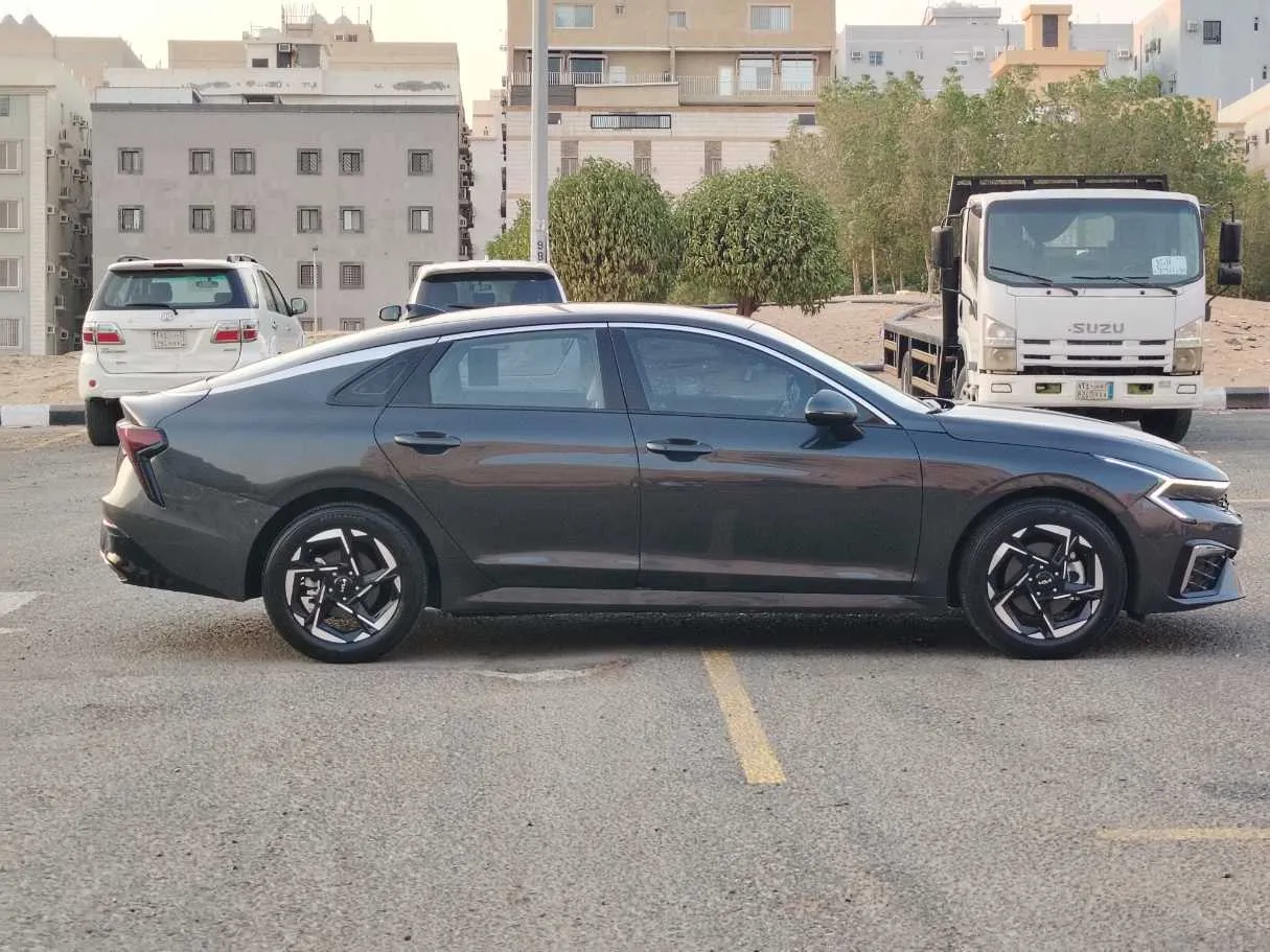 Car image 4