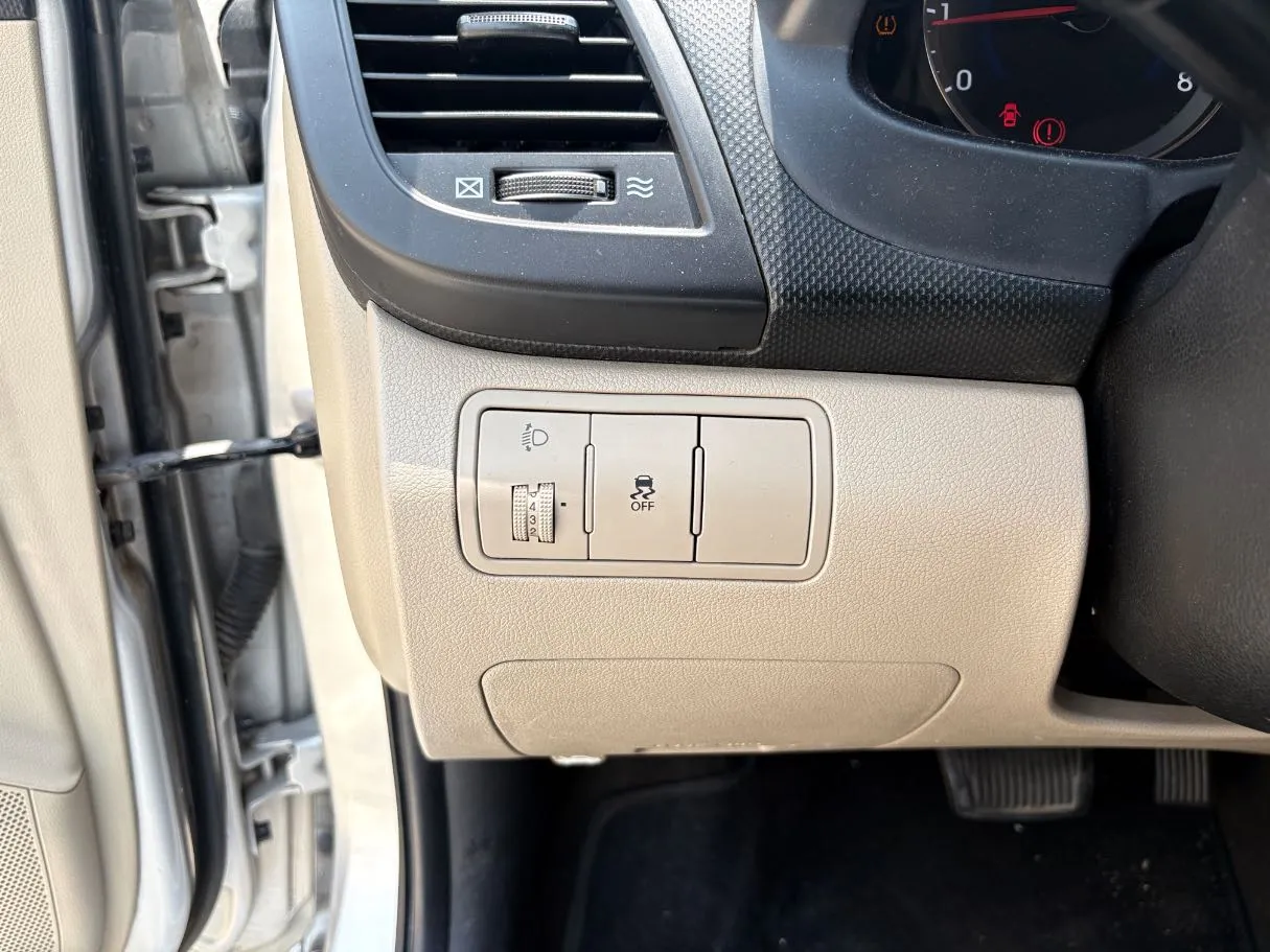Car image 25