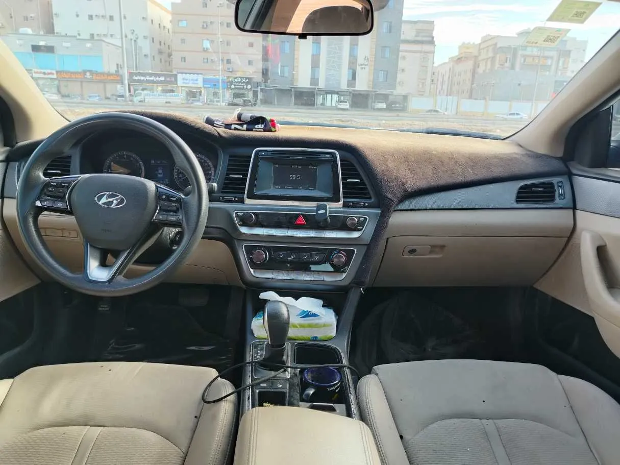 Car image 19