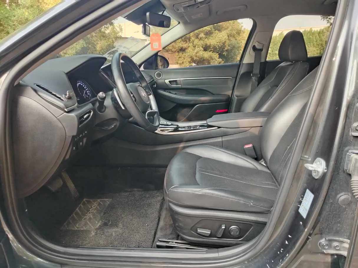 Car image 13