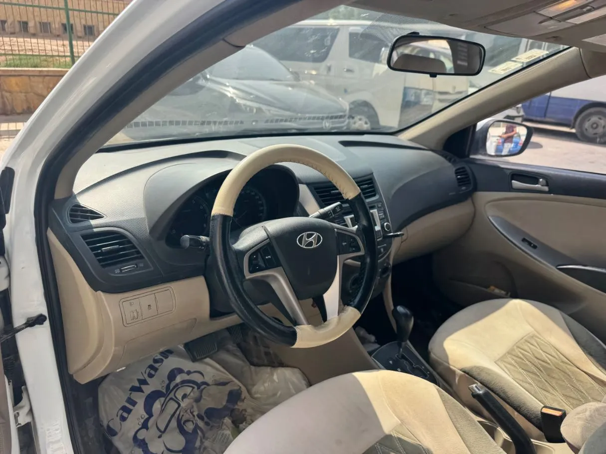 Car image 12