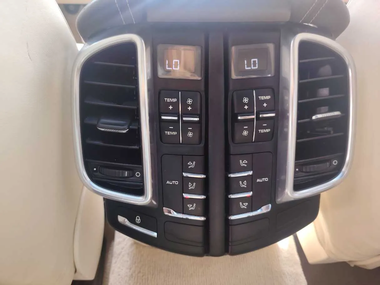 Car image 29