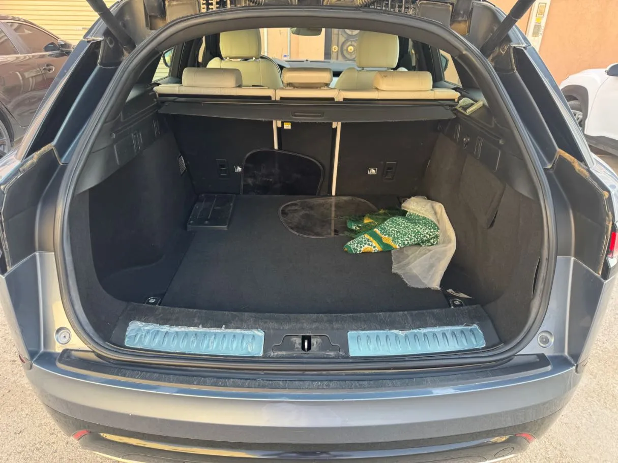 Car image 19