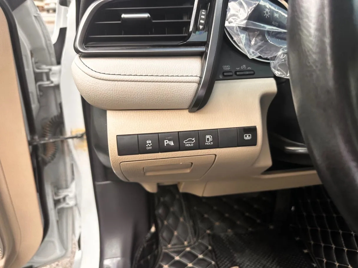 Car image 26