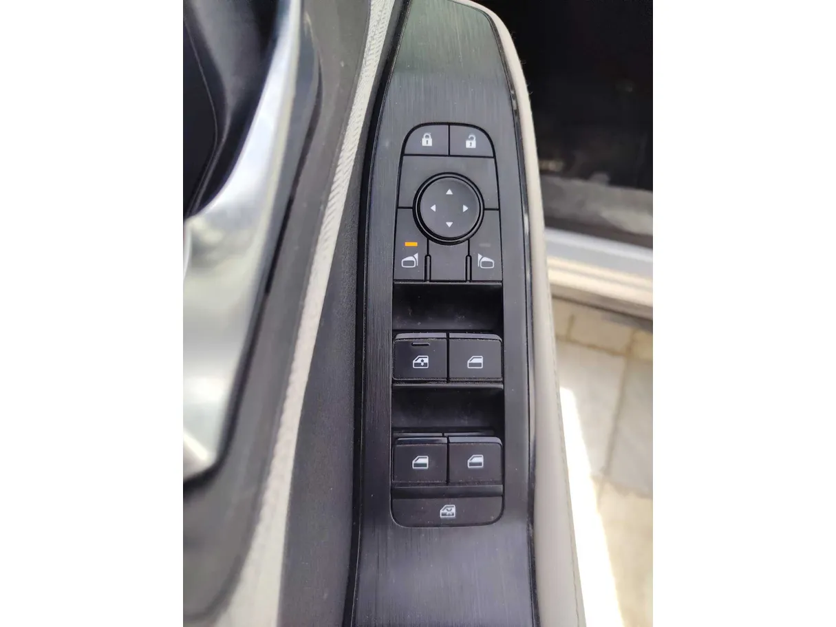 Car image 27