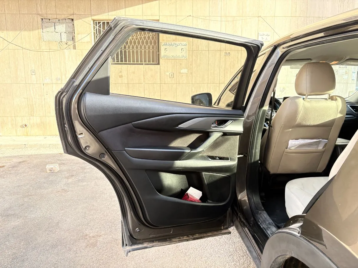 Car image 14