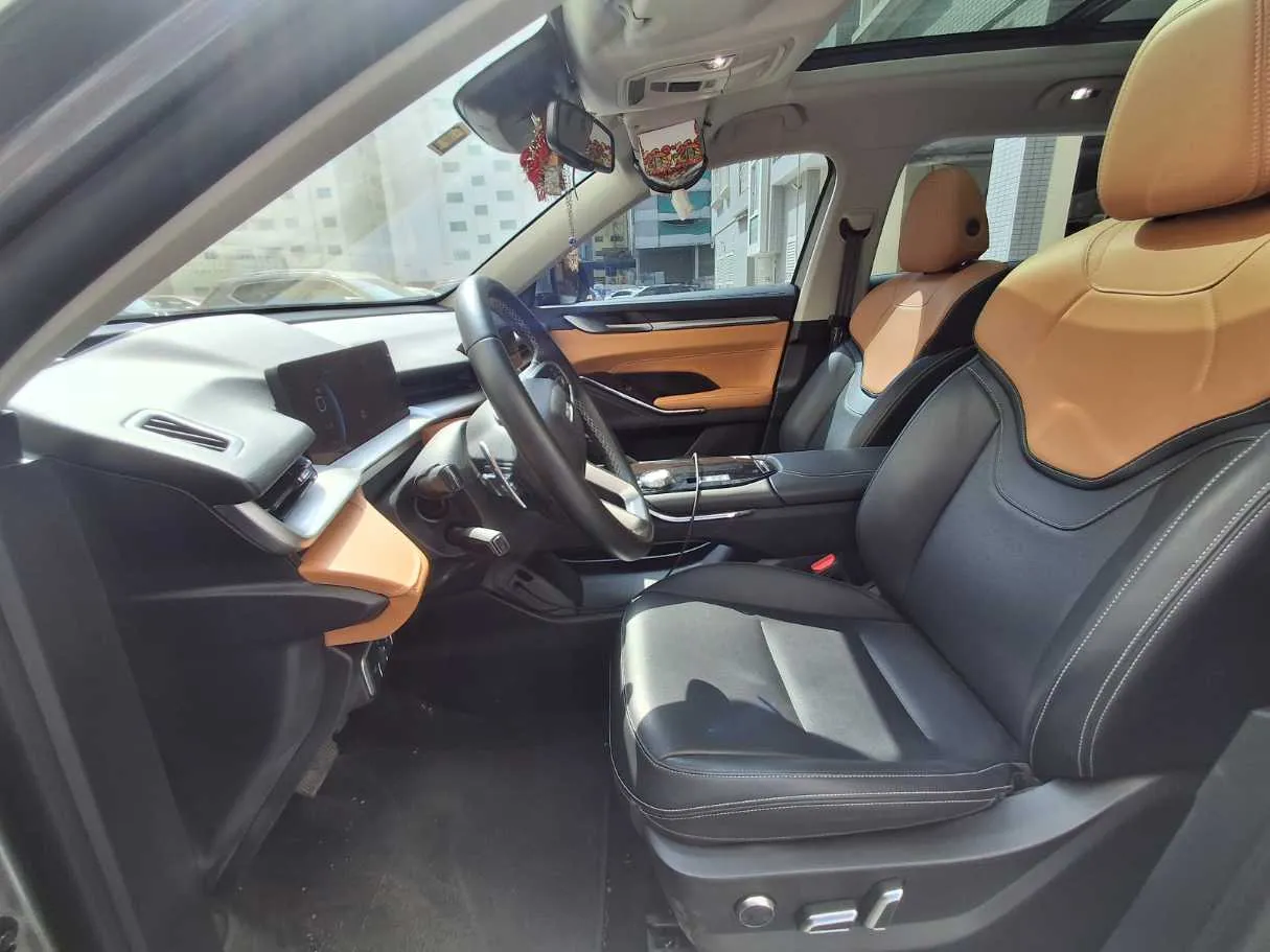 Car image 12