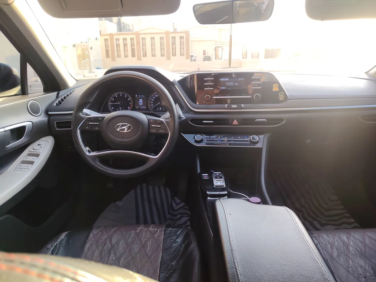 Car image 19