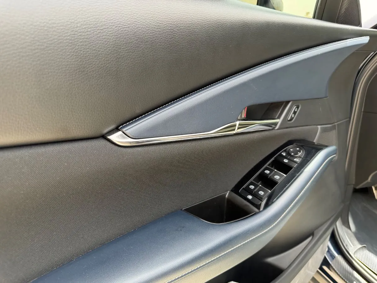 Car image 24