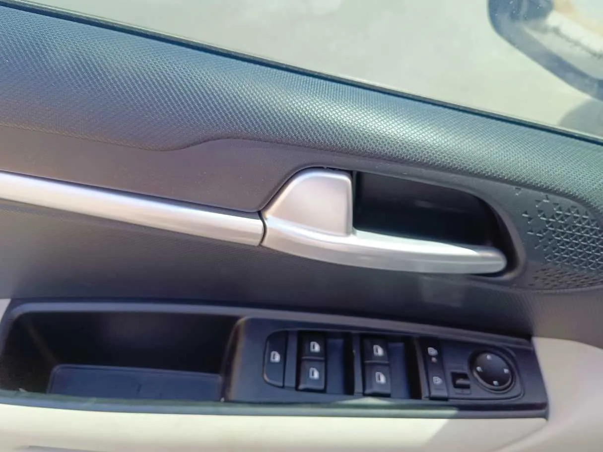 Car image 32