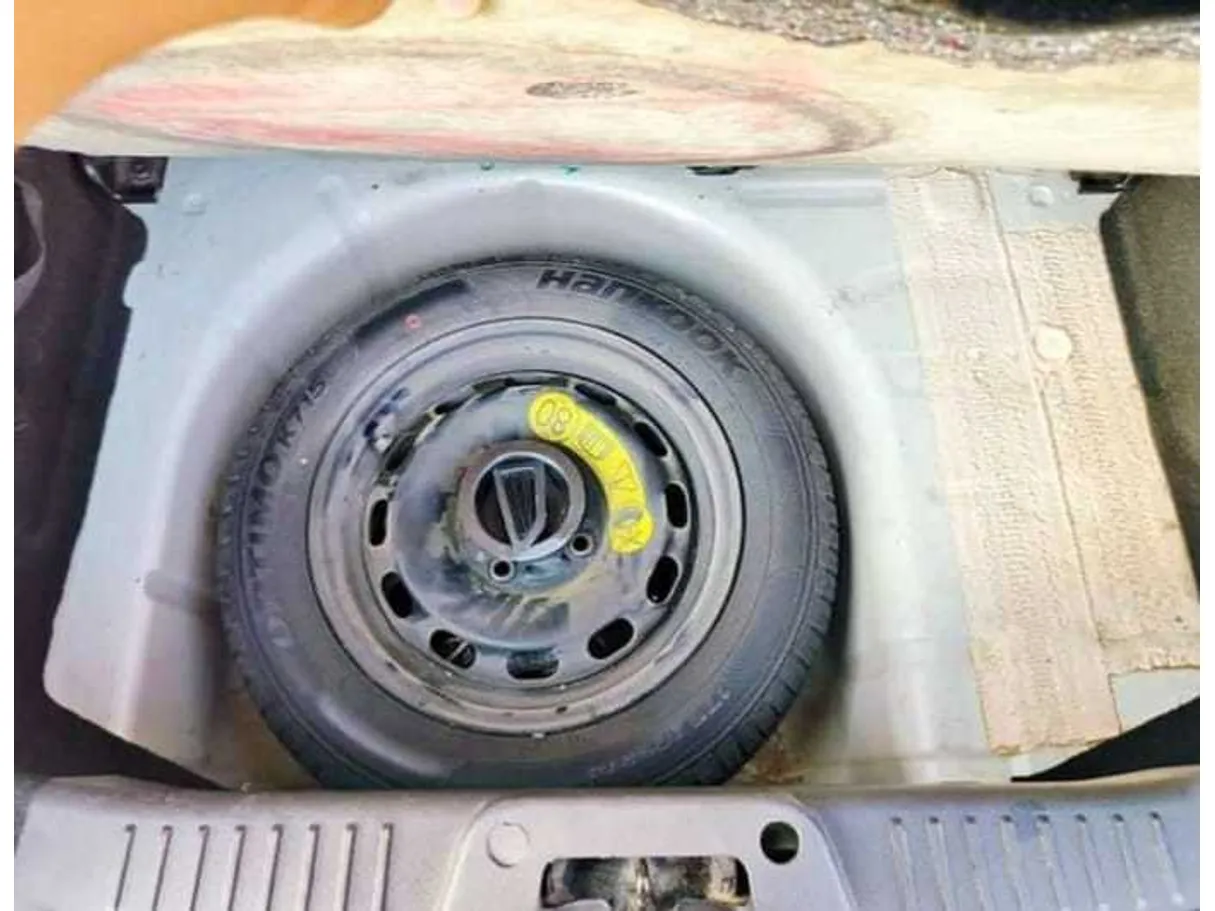 Car image 16