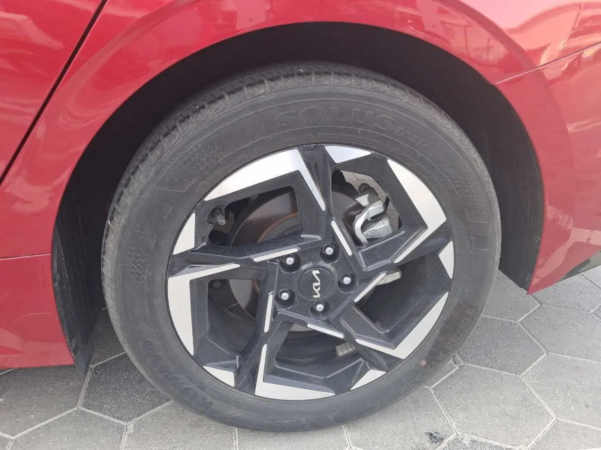 Car image 9