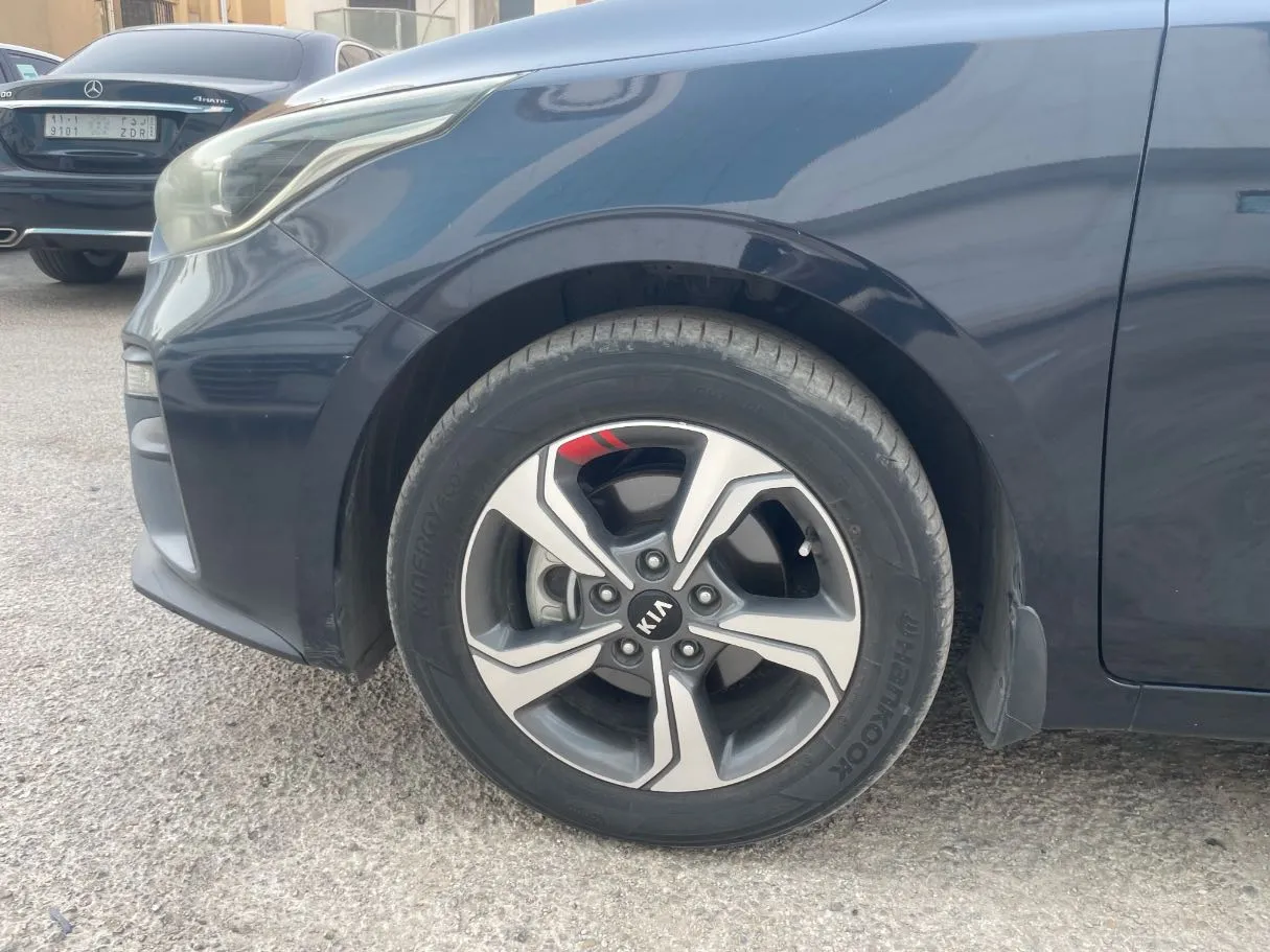 Car image 9
