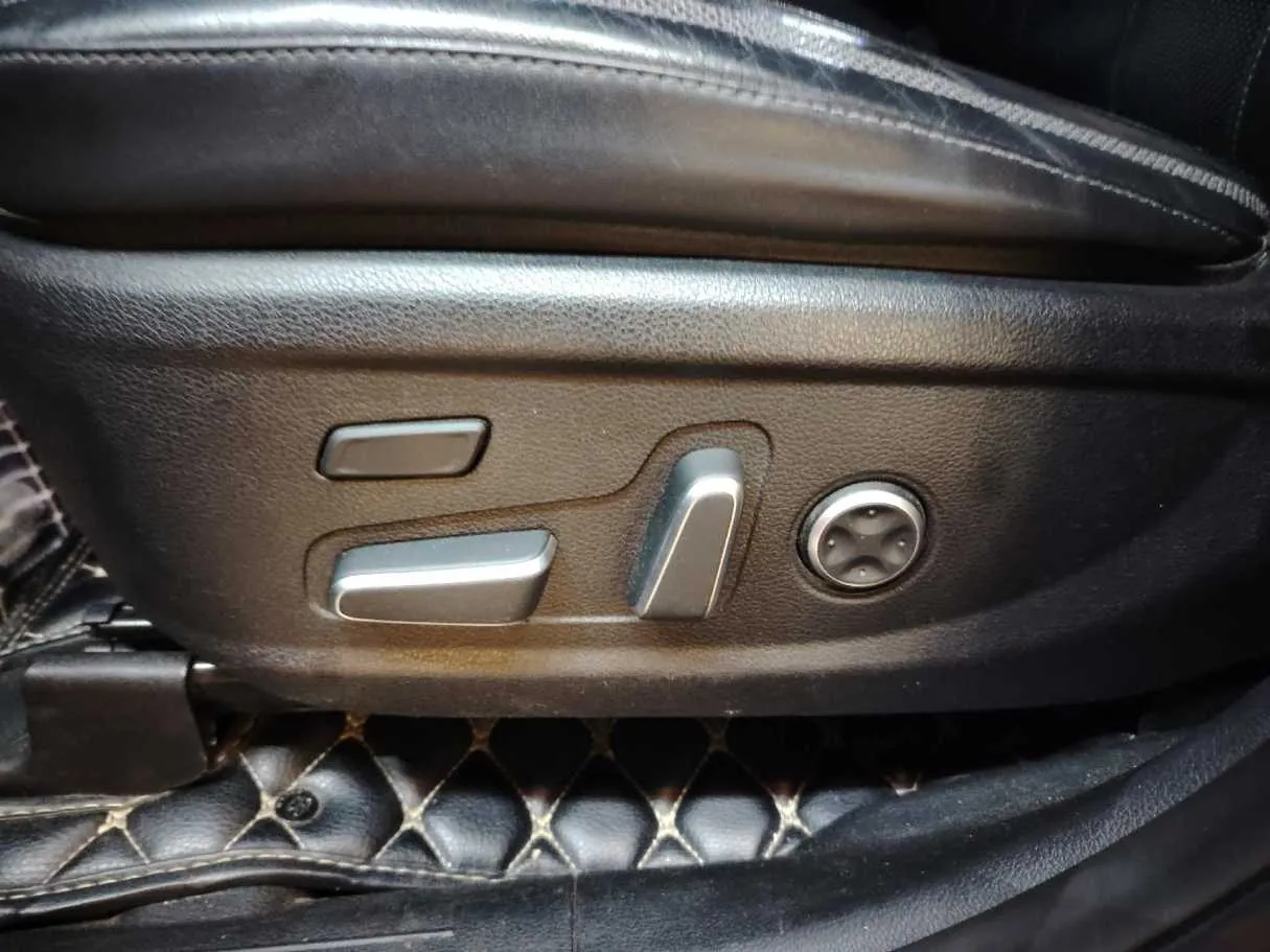 Car image 34