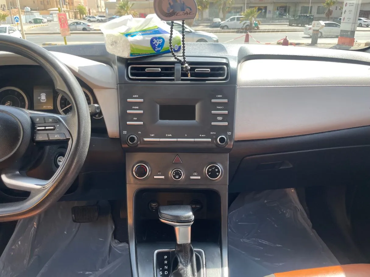 Car image 19