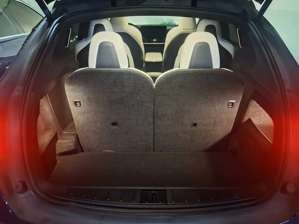 Car image 18
