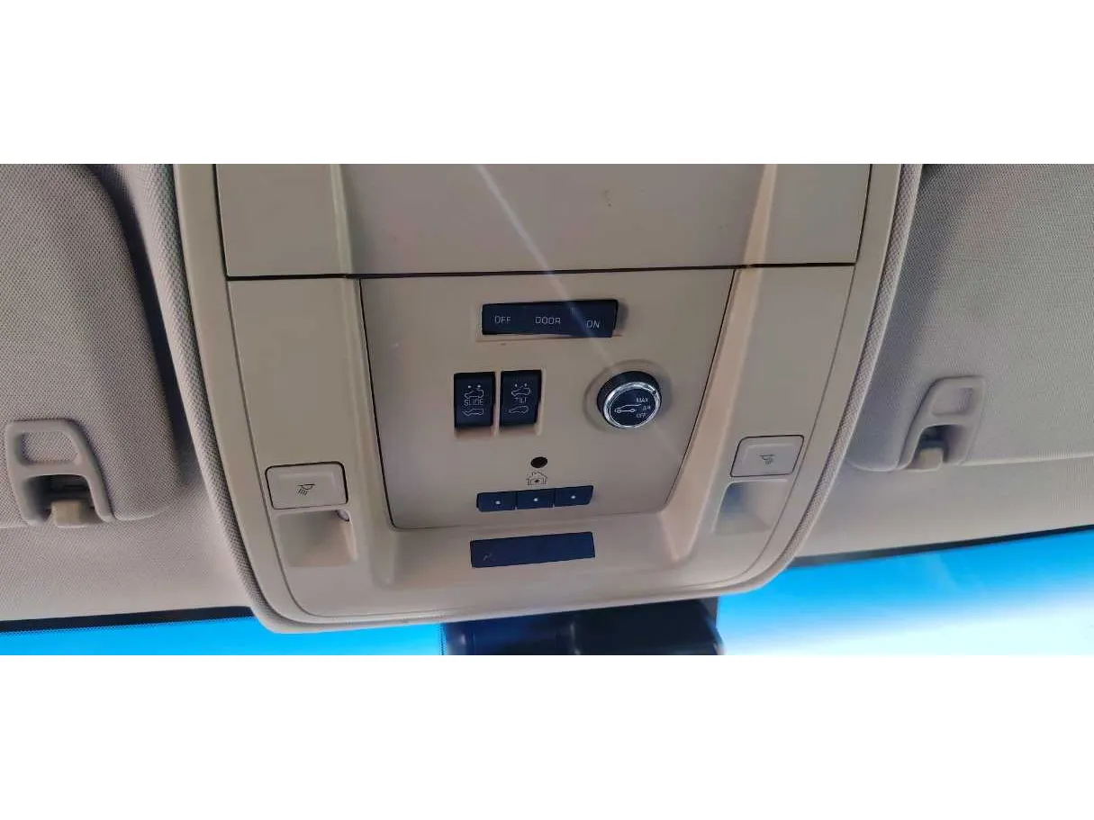 Car image 27