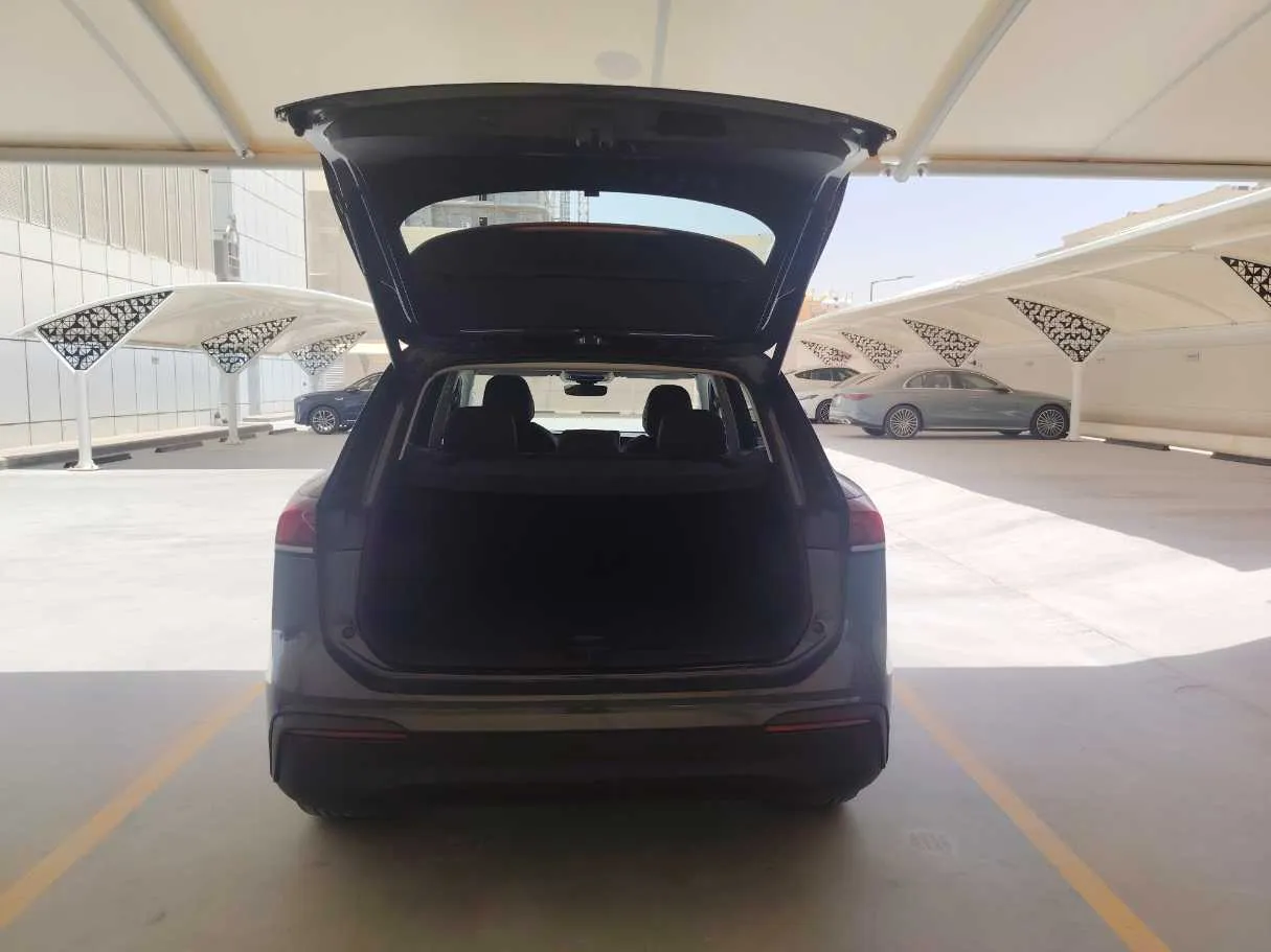 Car image 25