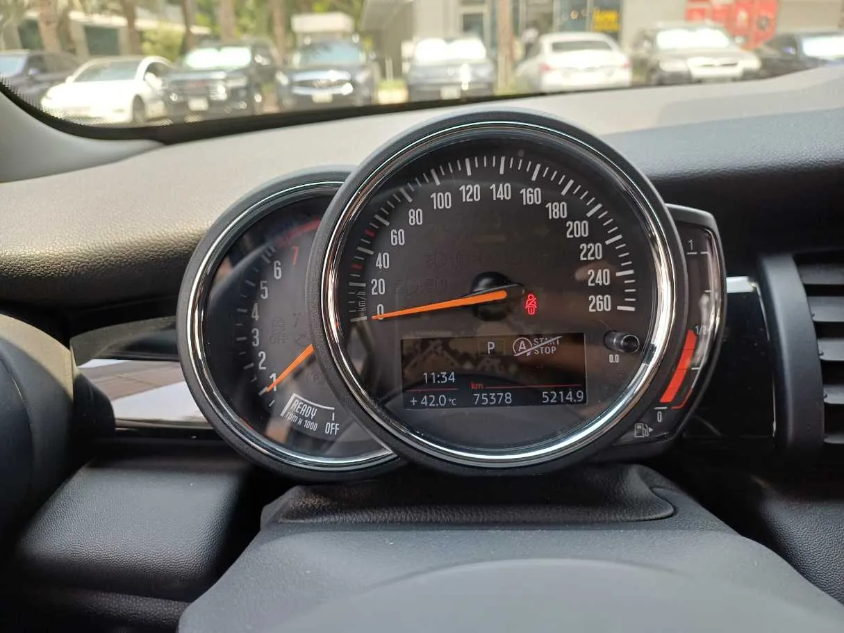 Car image 19