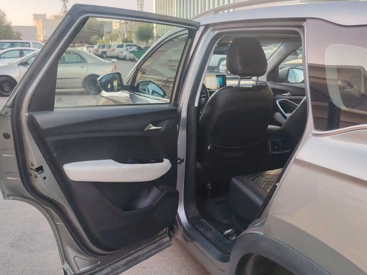 Car image 14