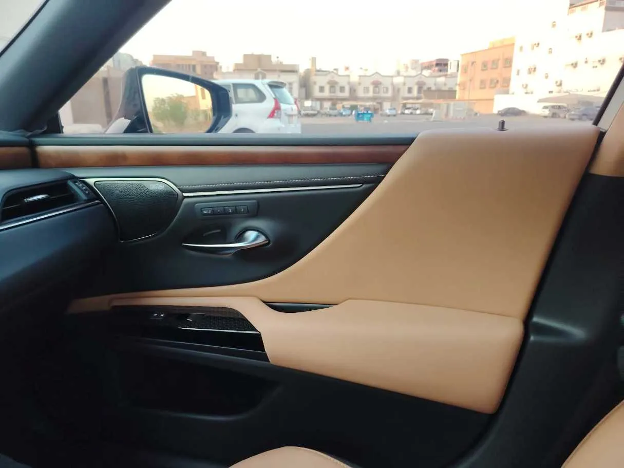Car image 35