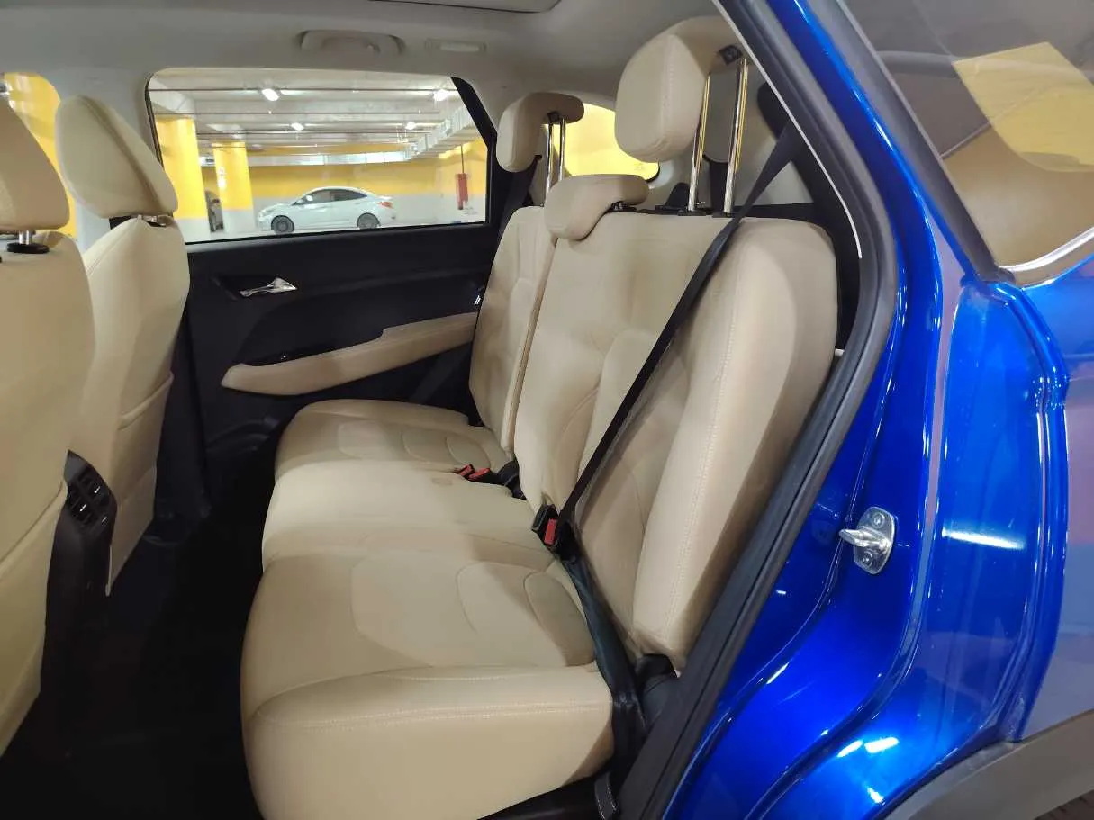 Car image 17