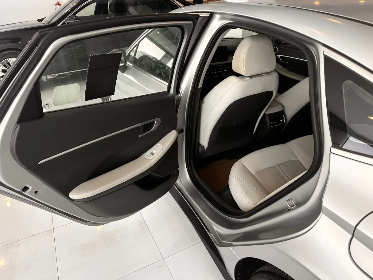 Car image 12