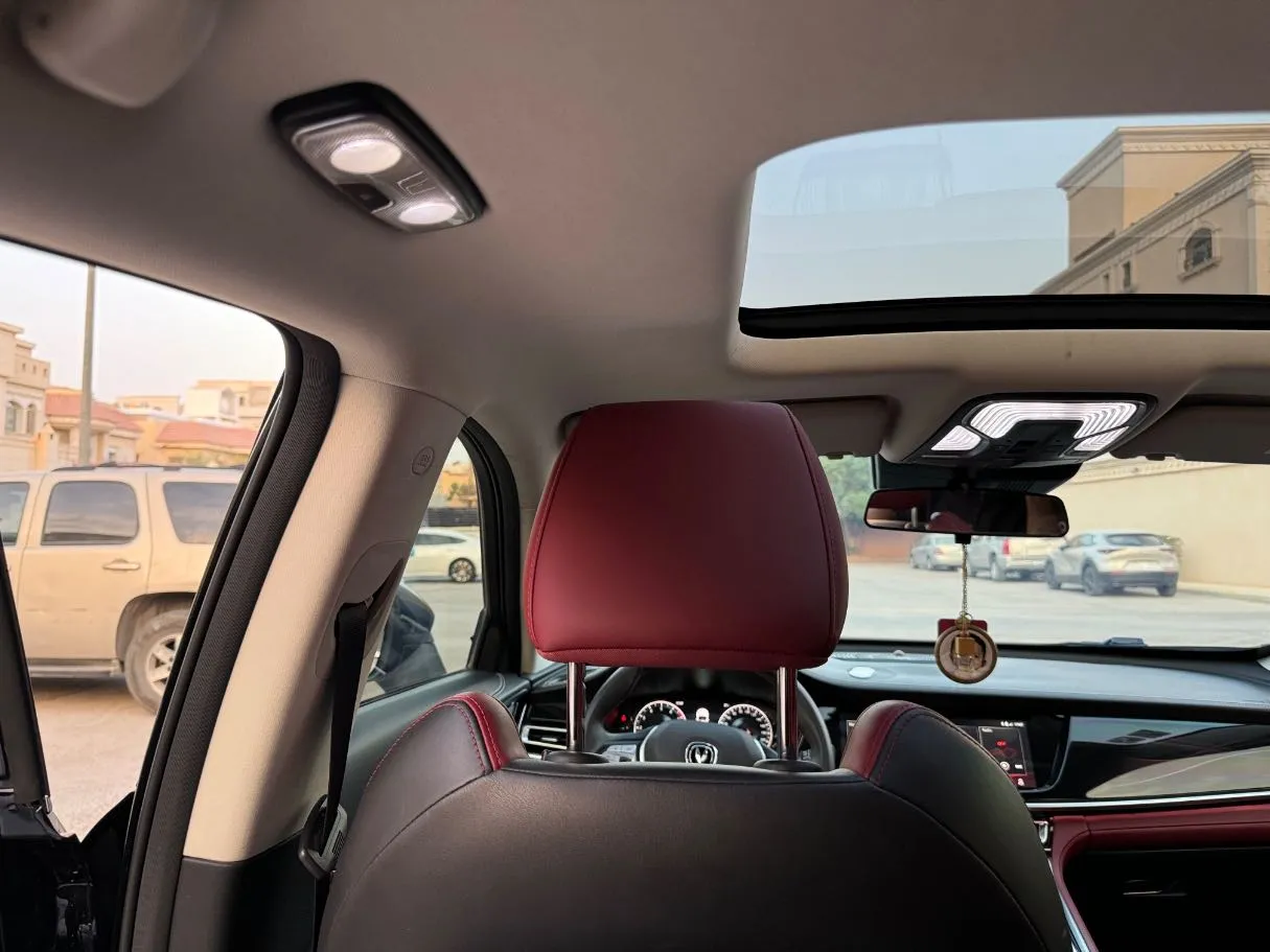 Car image 14