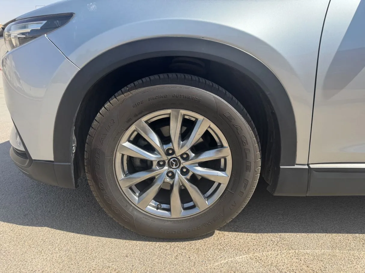 Car image 9