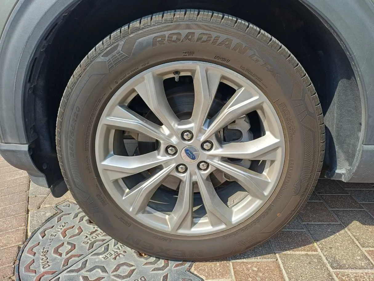 Car image 9