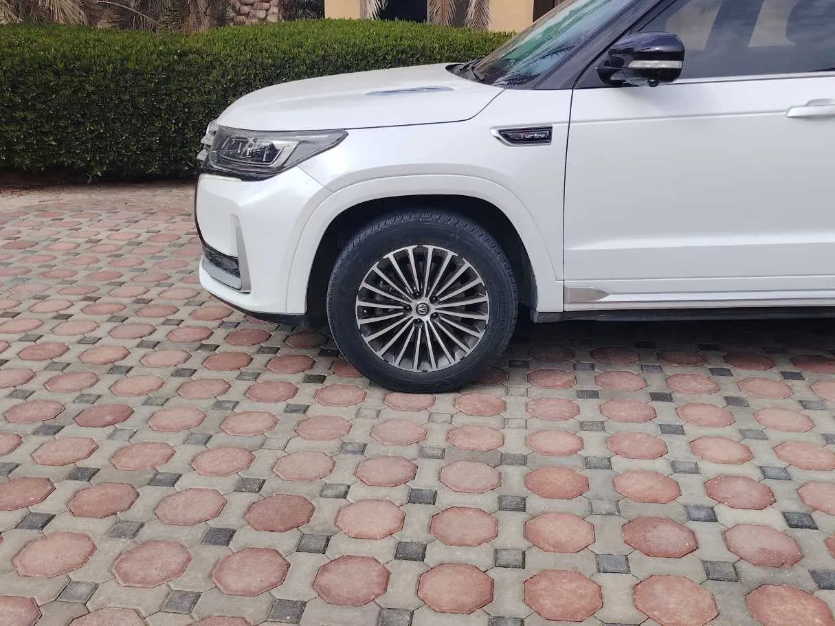 Car image 9