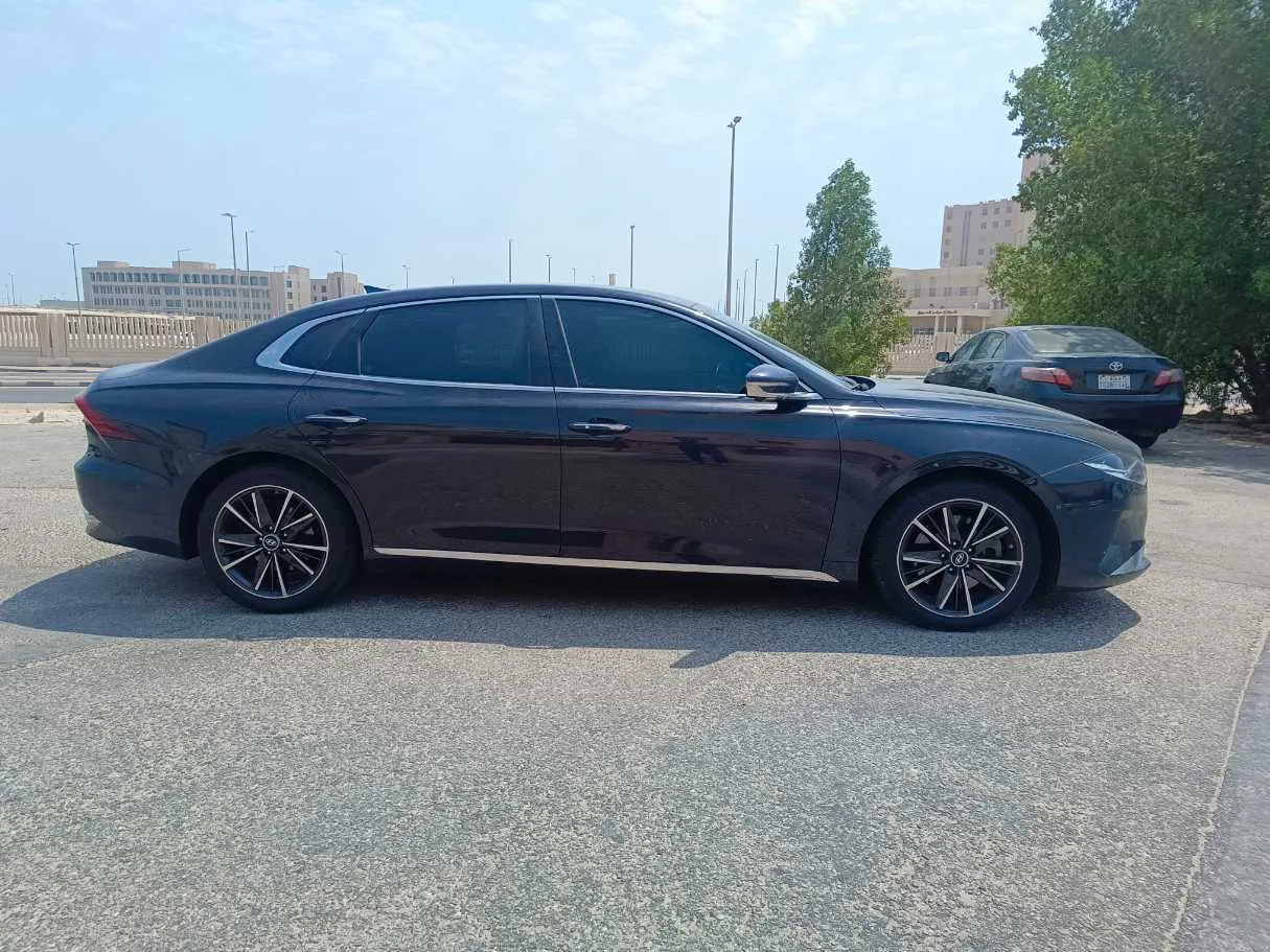 Car image 4