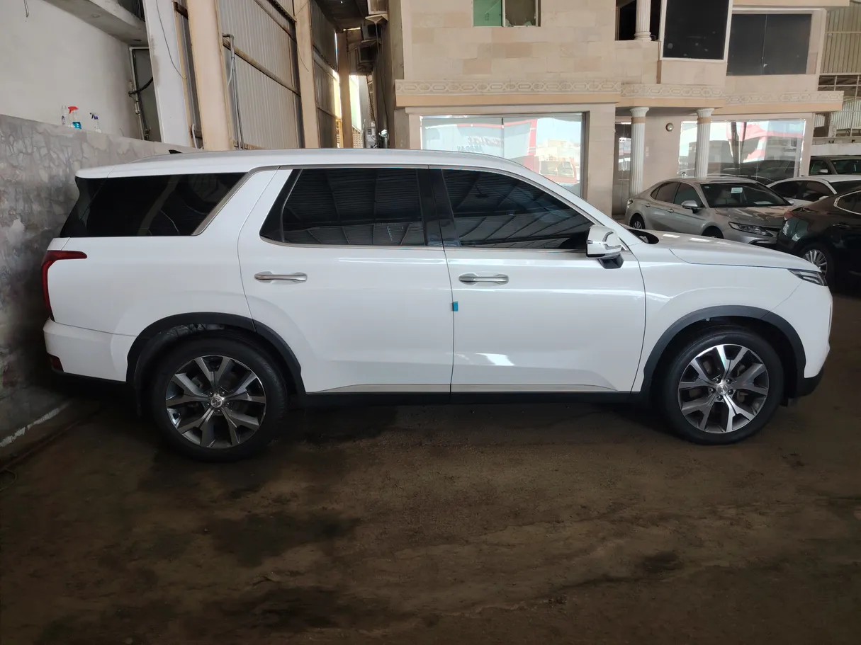 Car image 4