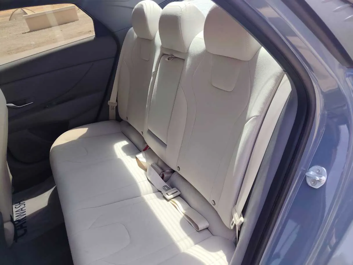 Car image 16