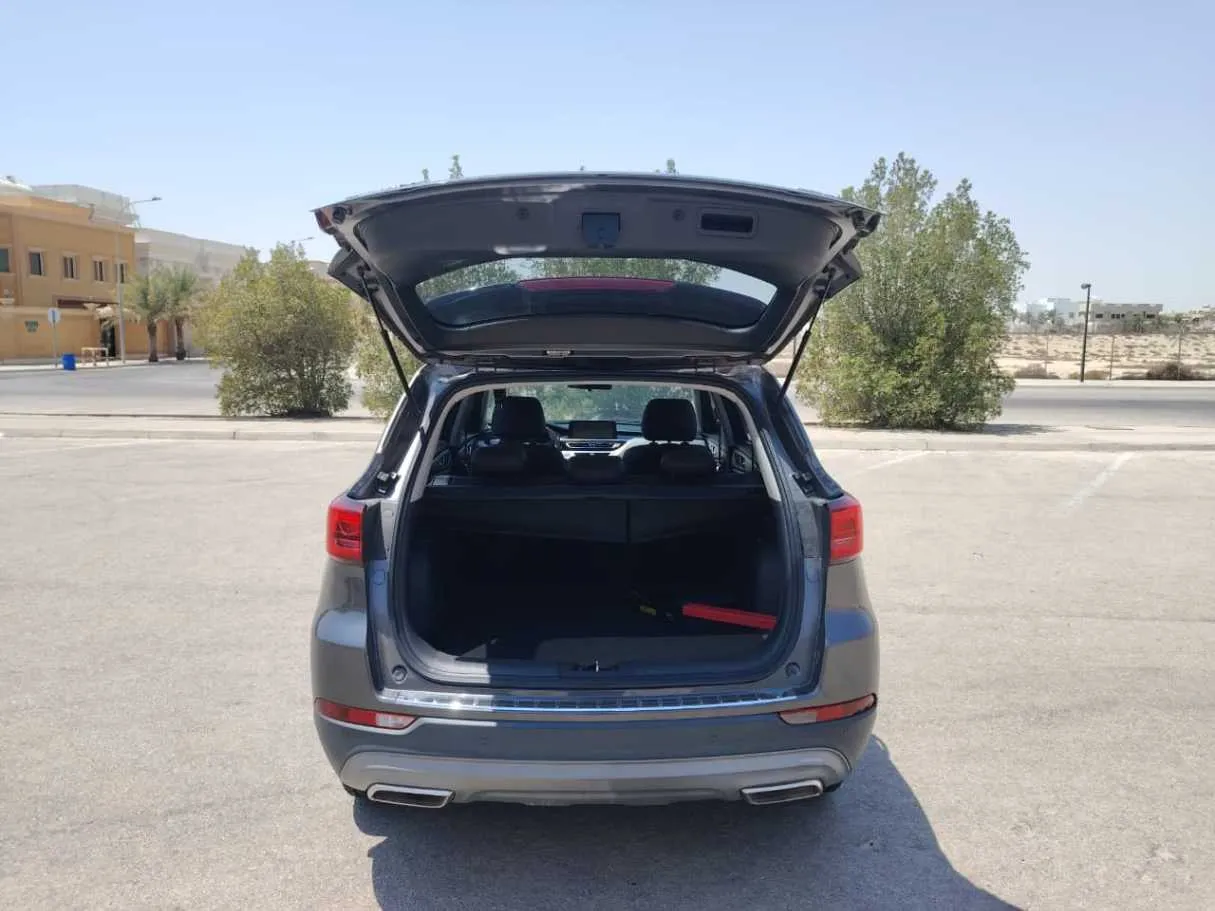 Car image 19
