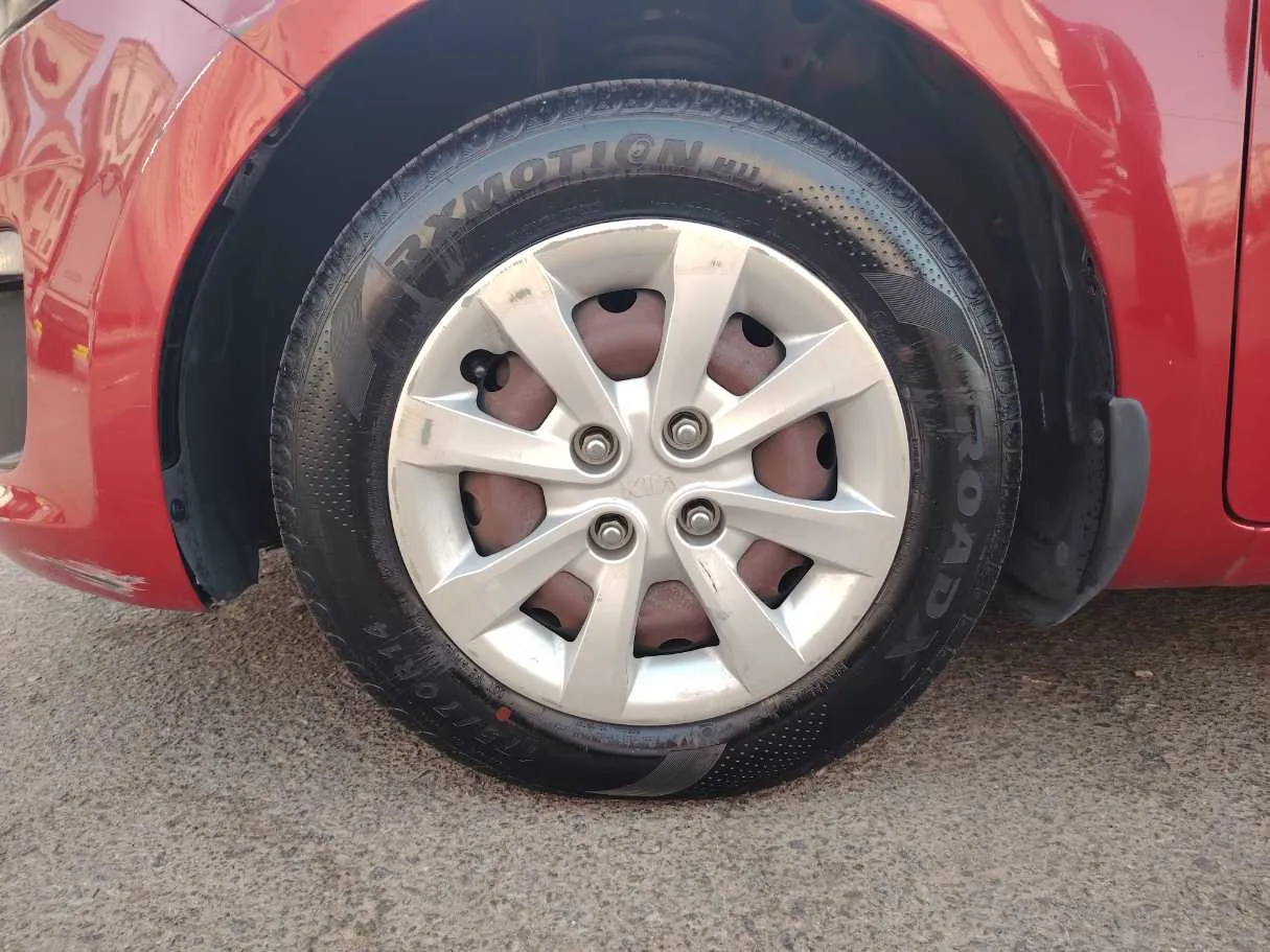 Car image 9