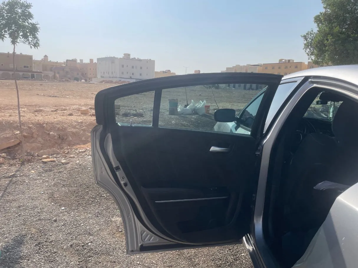 Car image 14