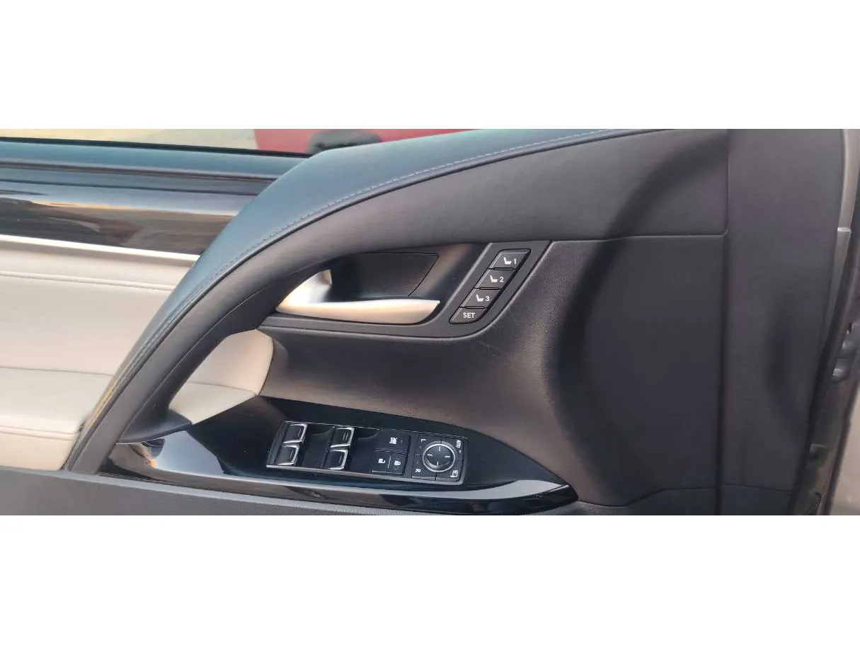 Car image 30