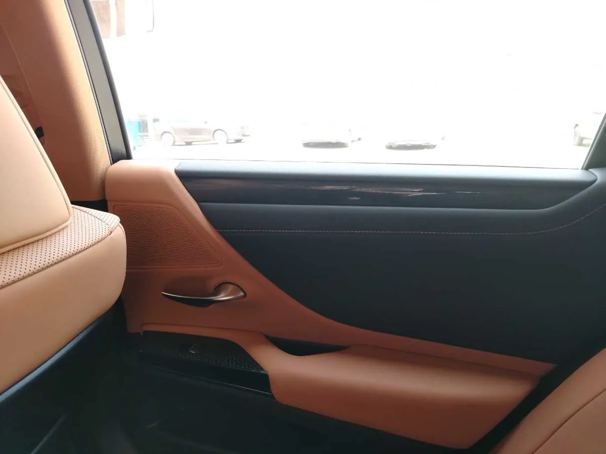 Car image 37