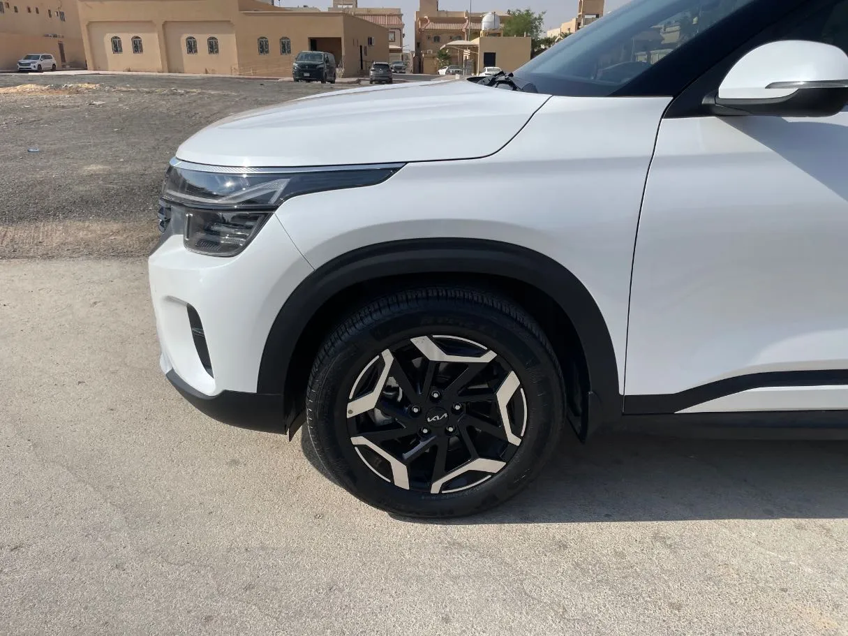 Car image 9