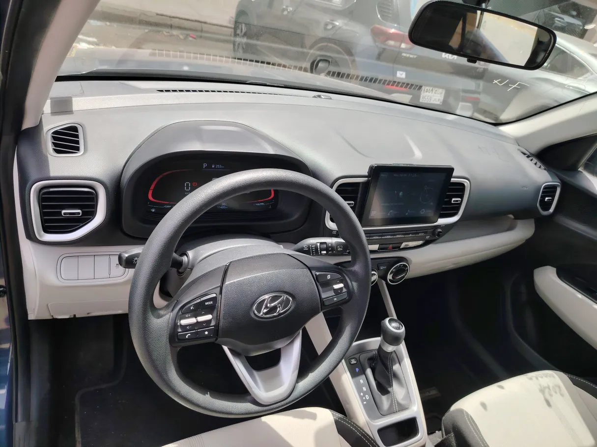 Car image 14