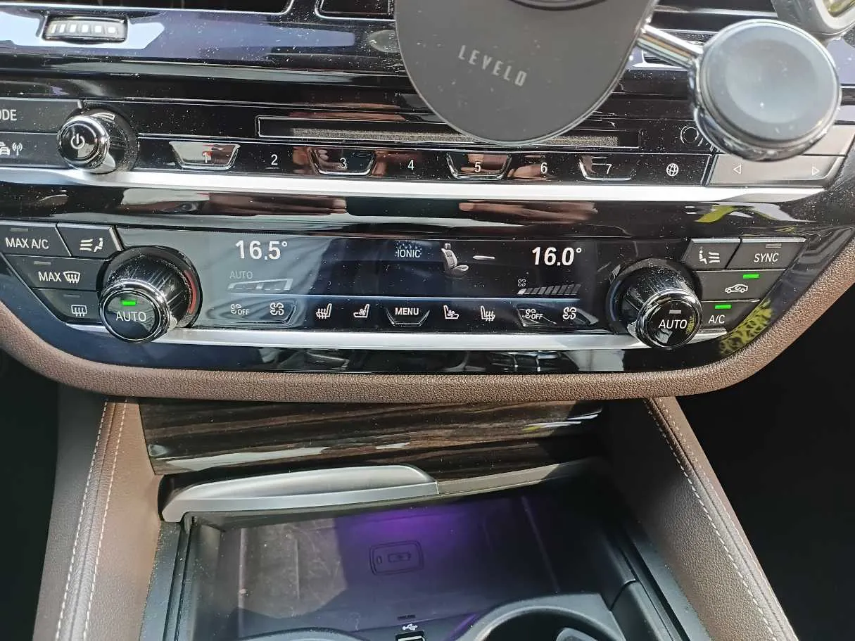 Car image 26