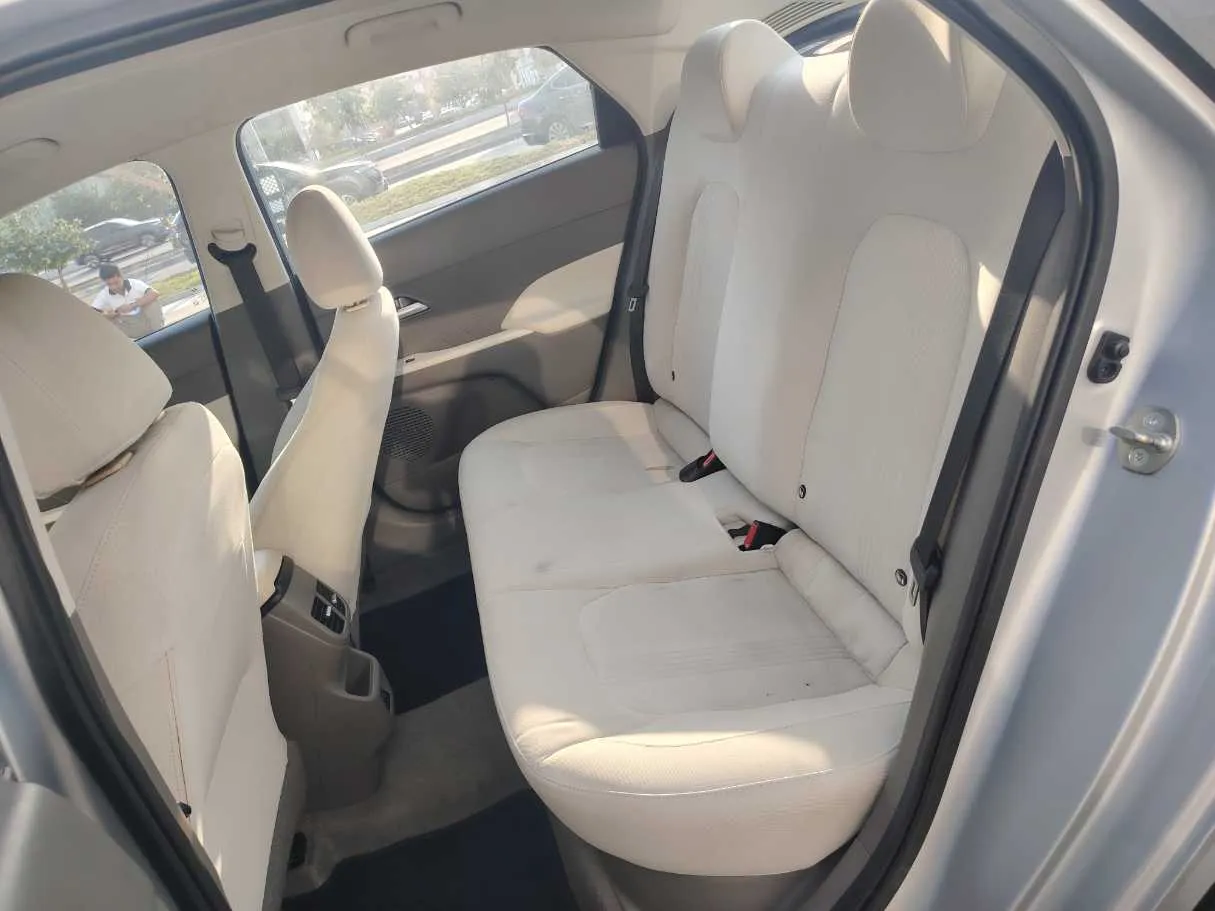 Car image 16
