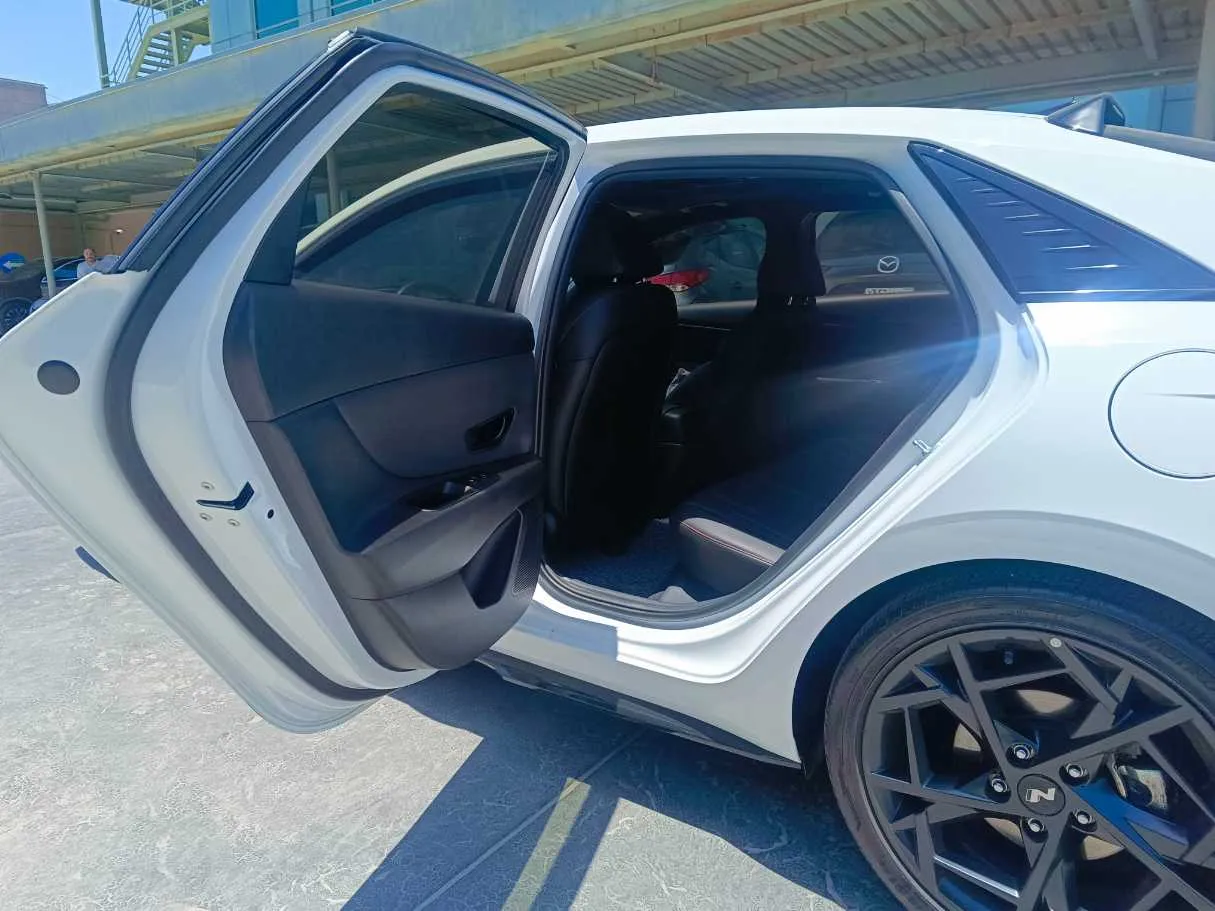 Car image 16