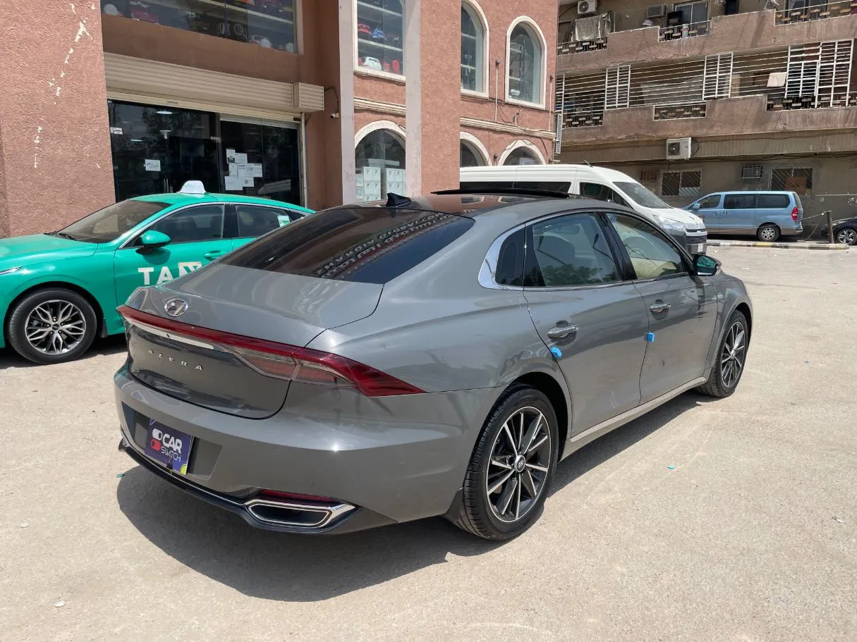 Car image 5