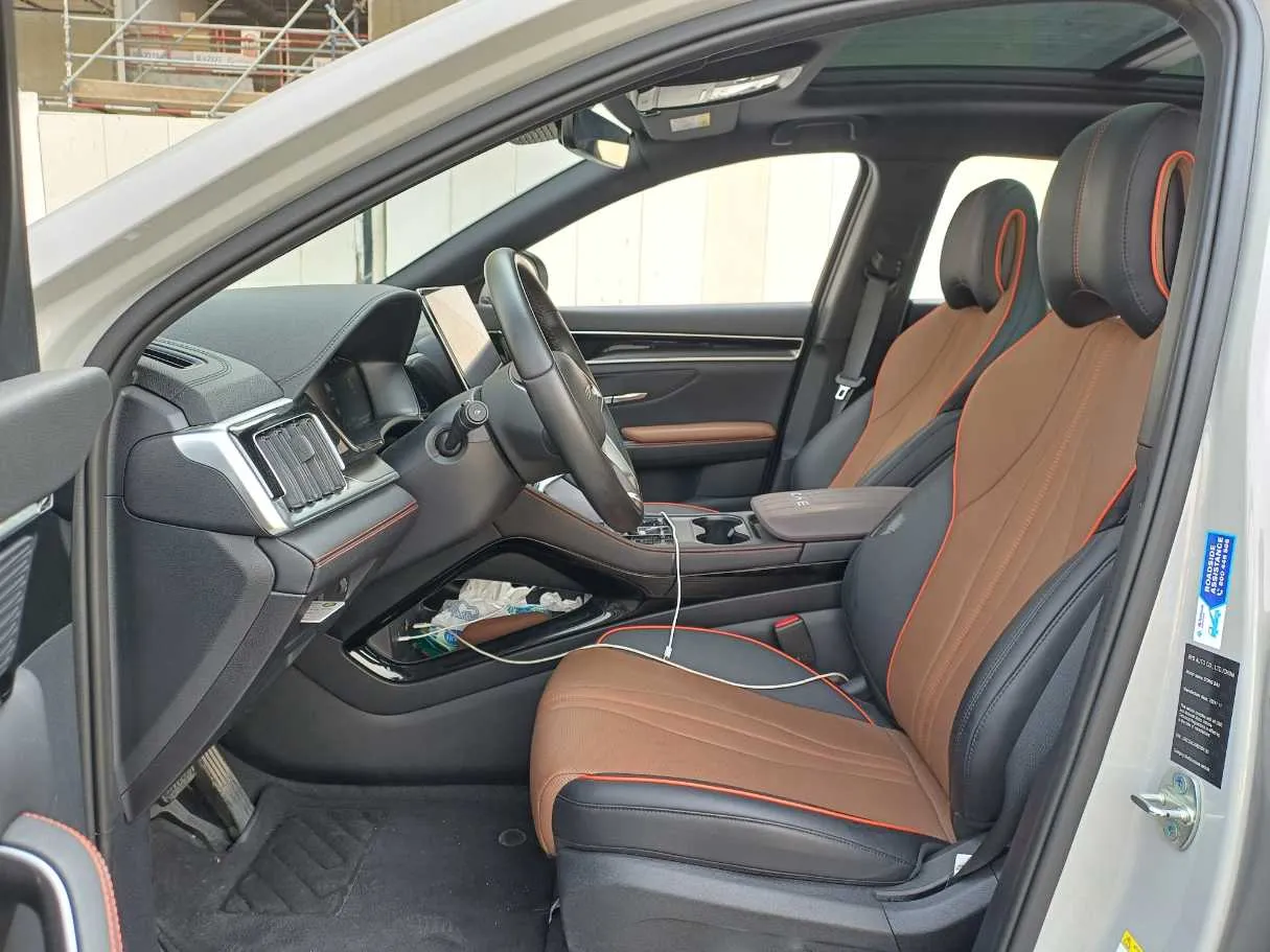Car image 12